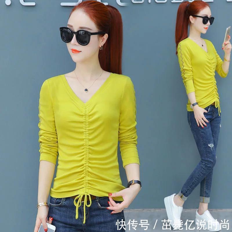 小姨是个时髦精，刚入秋就穿这样的精致小衫，出门走哪都夸衣品好