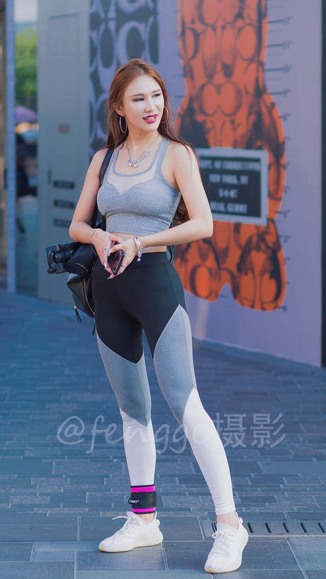 街拍: 穿紧身瑜伽裤的小美女, 身材真棒, 好像还是个小明星呢