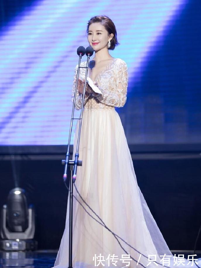 《宝莲灯》舒畅身穿深V米白色礼服,这位气质美女透视装亮了!