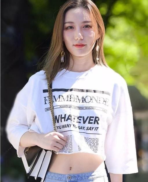  美女|美女小姐姐举步轻摇，特别彰显个性，青春富有活力！