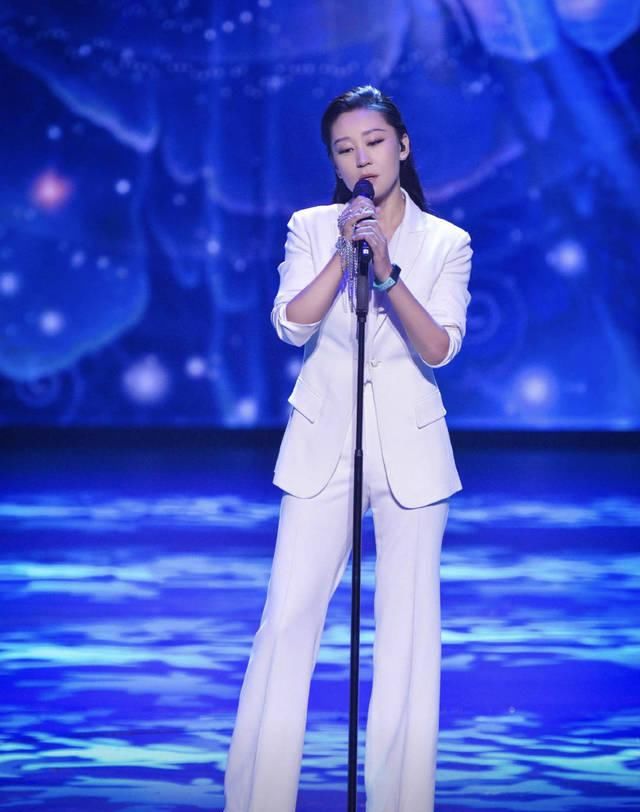 「雅致」苗木基地有着好身材骄纵,穿花瓣长袖连衣裙高雅雅致,很有“美妇”气场范
