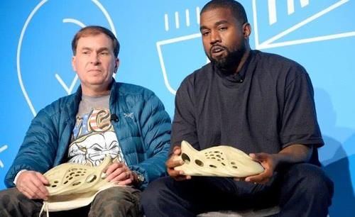 #阿迪达斯#阿迪达斯的Yeezy“洞洞鞋”,就是一双凉鞋,有何特殊之处?