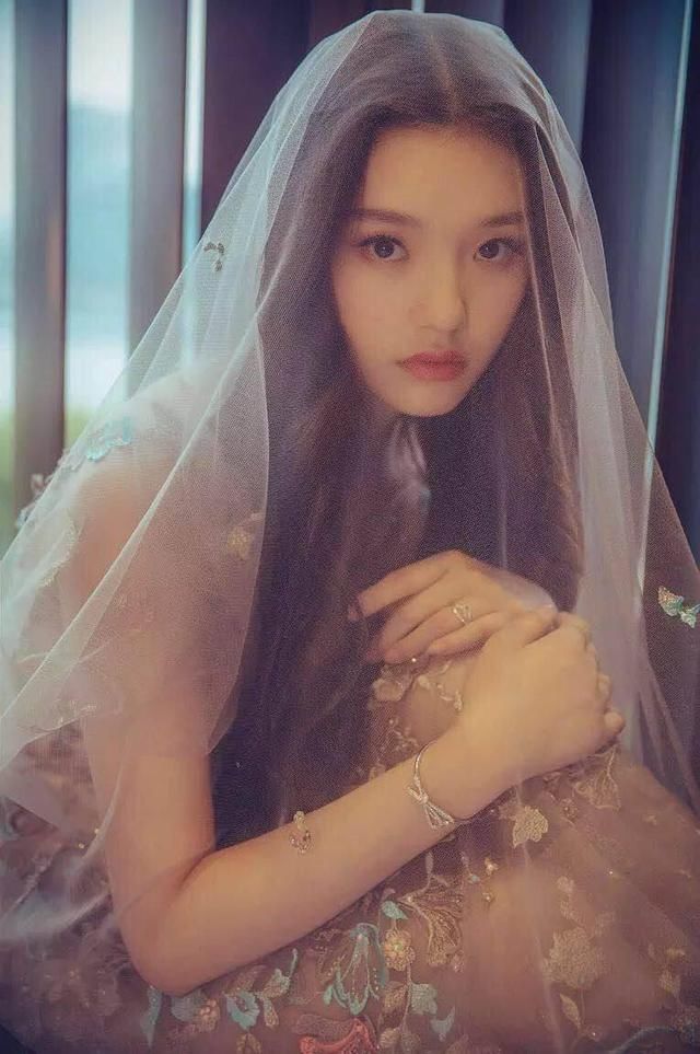 林允行李中疑似成人用品被扒，小号发文否认，网友:逃不过我法眼