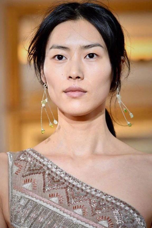 刘雯奚梦瑶现身时装周, 老奚除了腰粗腿胖, 腋下的副乳更引人注目