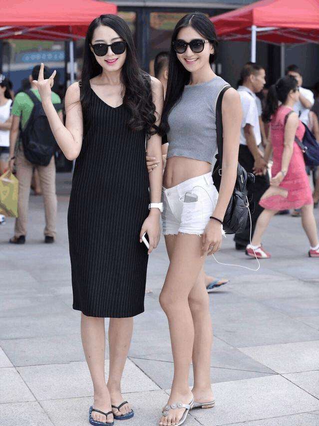 街拍：图1小姐姐裤子两个大洞，现在年轻人流行这么穿?