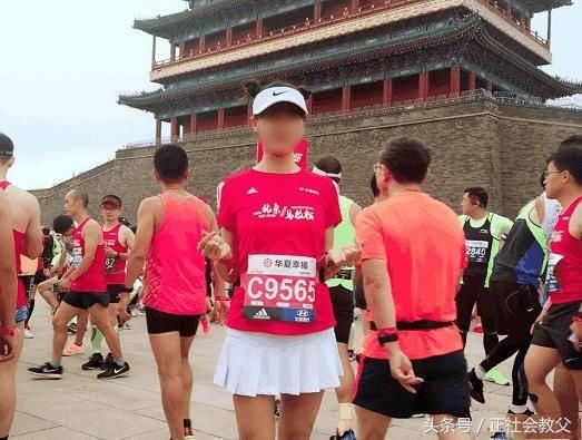 北京马拉松美女遭袭胸事件双方回应，网友:说假话，不害臊!