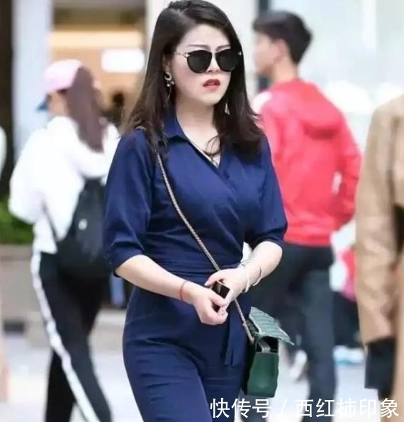  [天蓝色]楚楚动人的小姐姐，一条天蓝色的连衣裙，时尚女神风采迷人