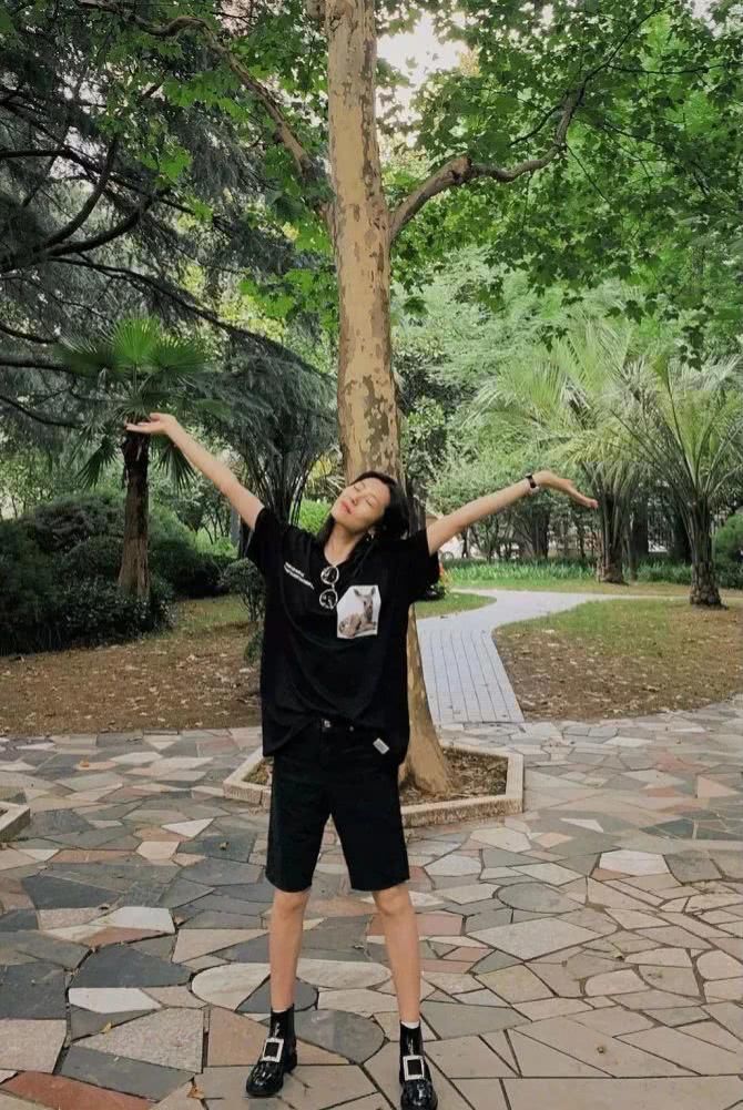  [必不可少]今夏流行这样穿“T恤+短裤”，显高显瘦， 美到犯规！！