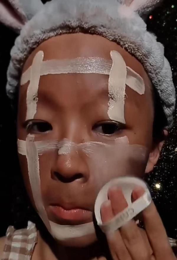 00后少女秀逆天化妆术，妆前黑如包青天，妆后白的发亮