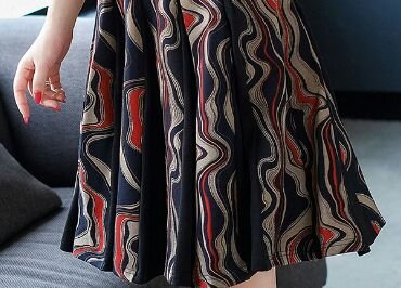 女人一旦52，最好穿嫩点，瞧瞧这时髦秋裙，优雅减龄女人味十足