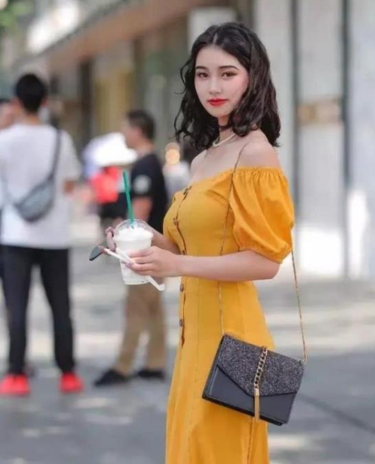 # 美女#一条橘色的一字肩连衣裙，时尚魅力气质，街拍：秋水伊人的美女