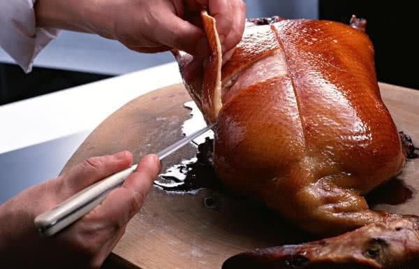 韩国游客在中国旅游，去吃北京烤鸭，一看账单直呼:欺负外国游客