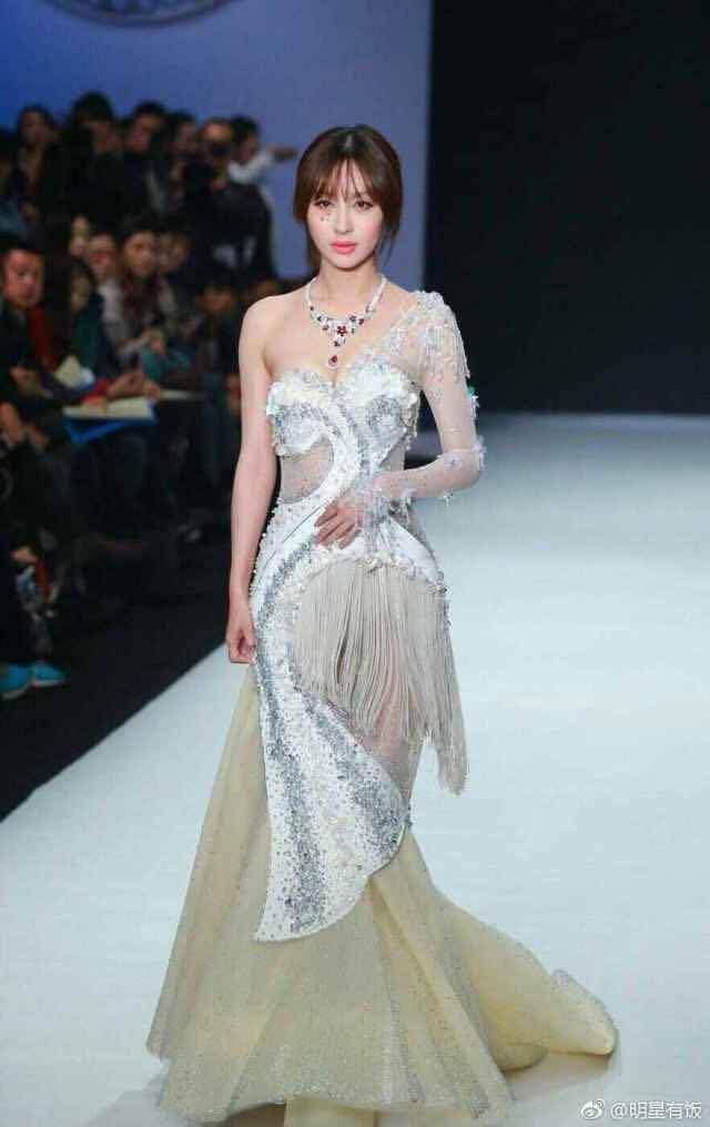 李菲儿为炫身材，穿裙子只够遮重点，腿上的毛看得我强迫症犯了