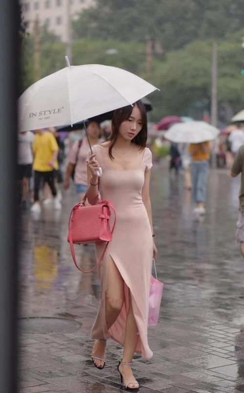 「少女」街拍:小姐姐露肩短裙搭配牛仔热裤很有日系少女感