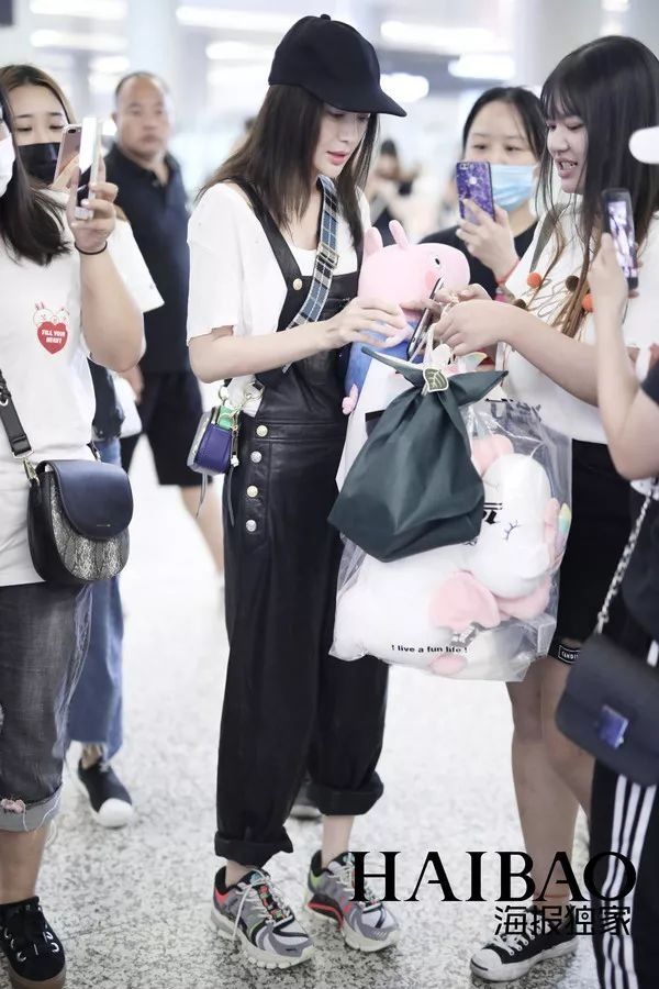 秘籍| 明星都在炫腹秀美腿，但怎么露才更高级?【海报街拍】