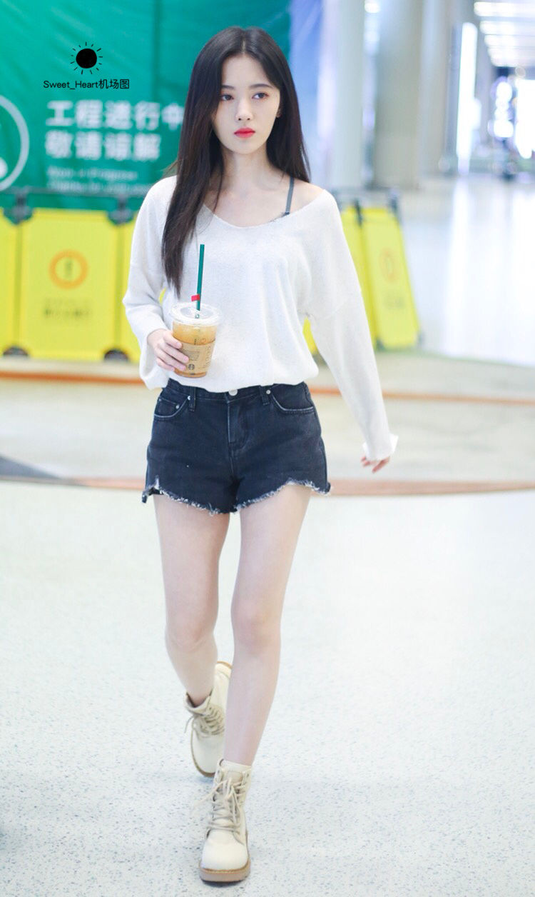 鞠婧祎机场粉丝私拍，黑色短裤显得美腿特别白皙 鞋子不热吗?