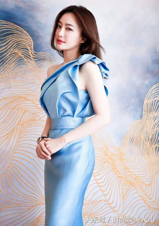 秦岚晒出美照，一袭蓝长裙尽显优雅气质，现代版的“知画”