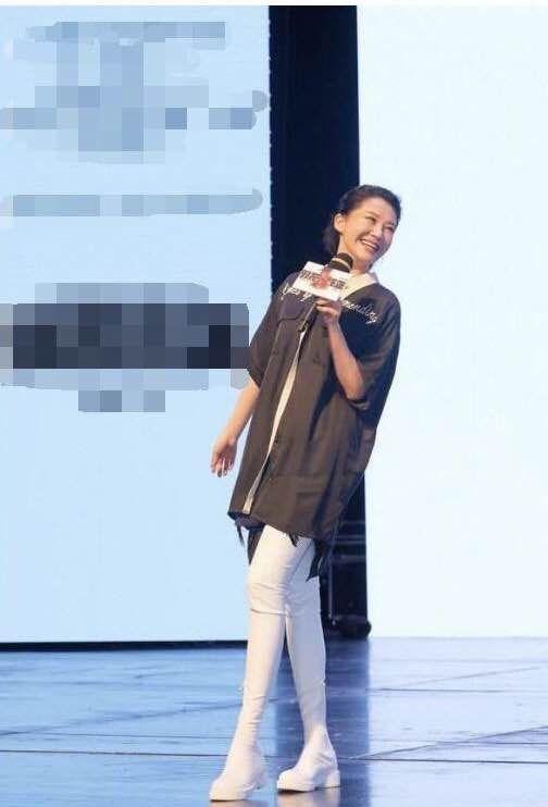 许晴你也太夸张了!裤子也能当鞋穿?