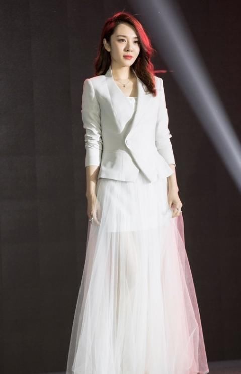 王晓晨跨界走秀，西装搭配薄纱长裙，仙气十足