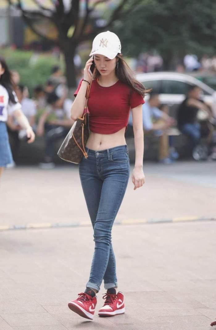 天使面容魔鬼身材的小姐姐,小蛮腰大长腿很是迷人!