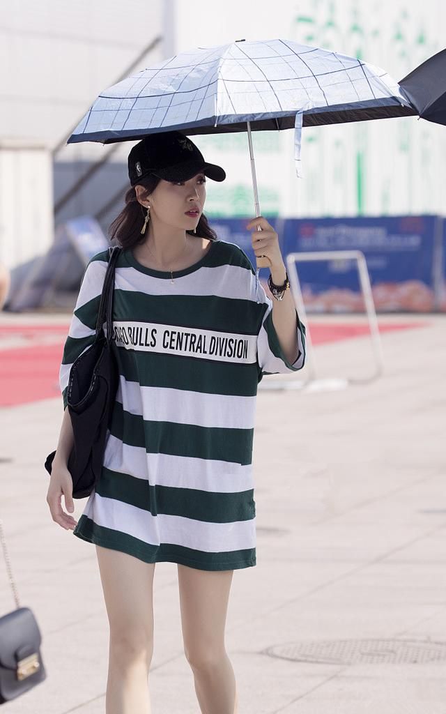 路人街拍，时尚抹胸短衫搭配A字短裙，清爽又减龄