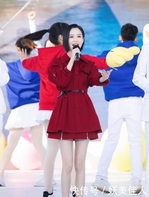 「 出纤细」穿大红色刺绣礼服,梳大背头美得不像37岁,佟丽娅保养得太好了