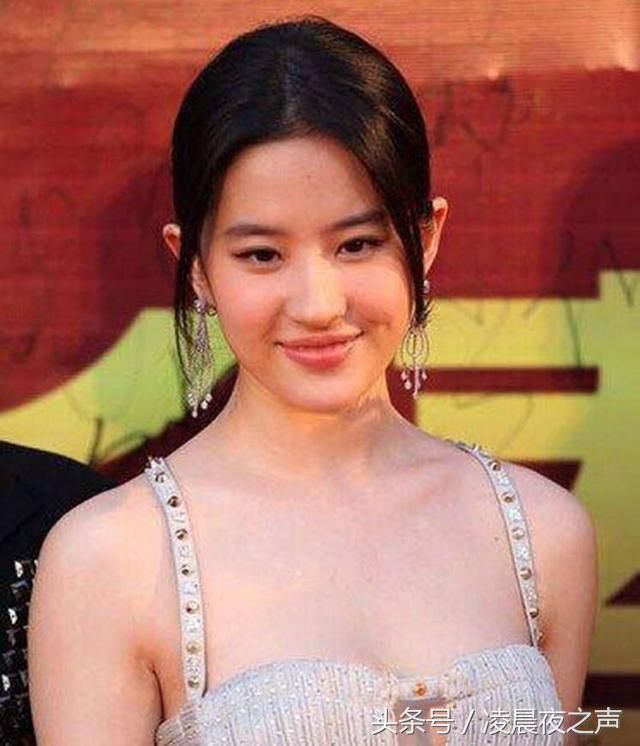 刘亦菲参加活动，上身居然穿的那么紧，网友：这条缝撑得好大