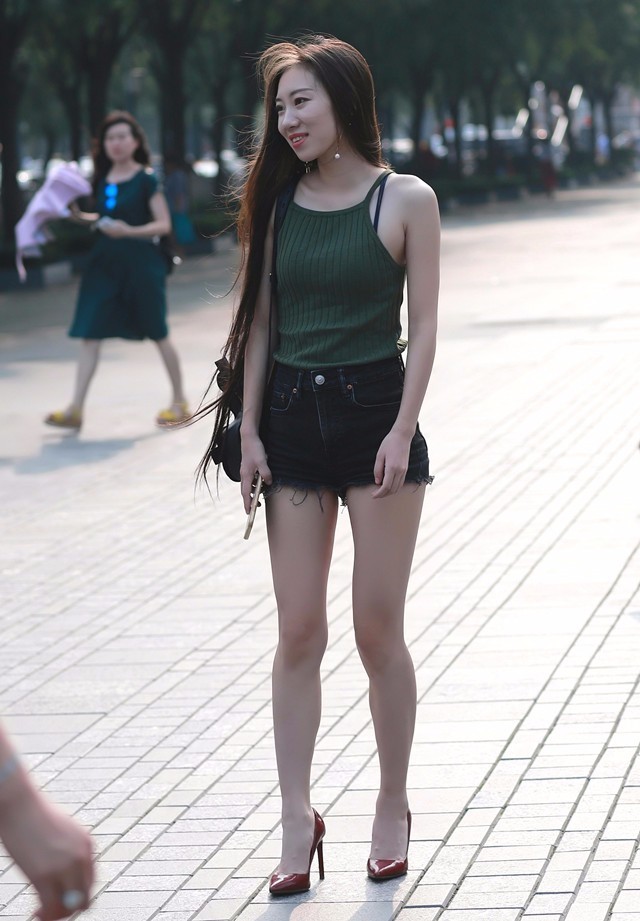 街拍：姑娘的身材真好，不知道她是怎么保养的