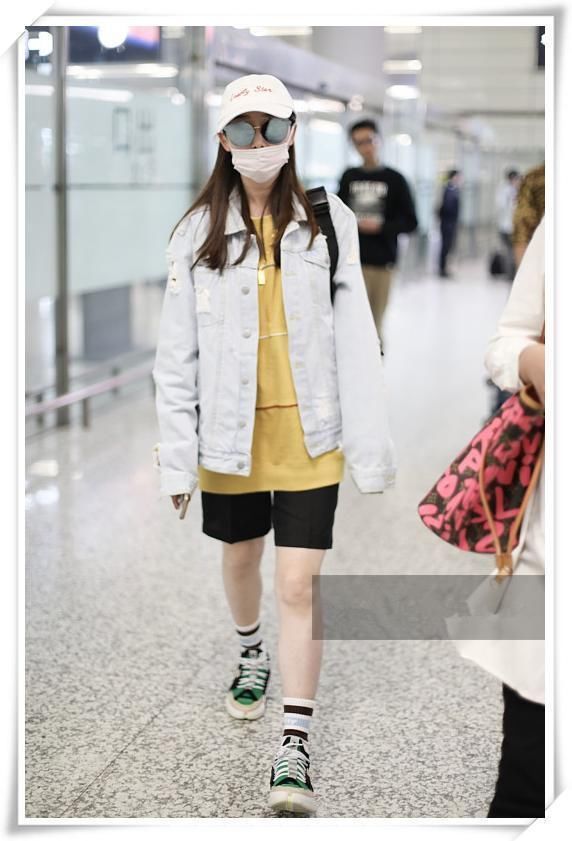 没张钧甯的腿别把运动短裤当热裤穿，像蒋梦婕穿出小短腿就尴尬了