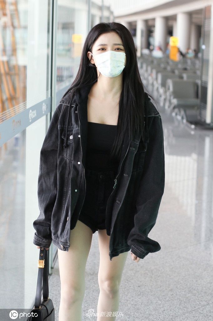  白皙|蔡卓宜穿超短裤秀修长白皙美腿 月亮型眼睛超勾人
