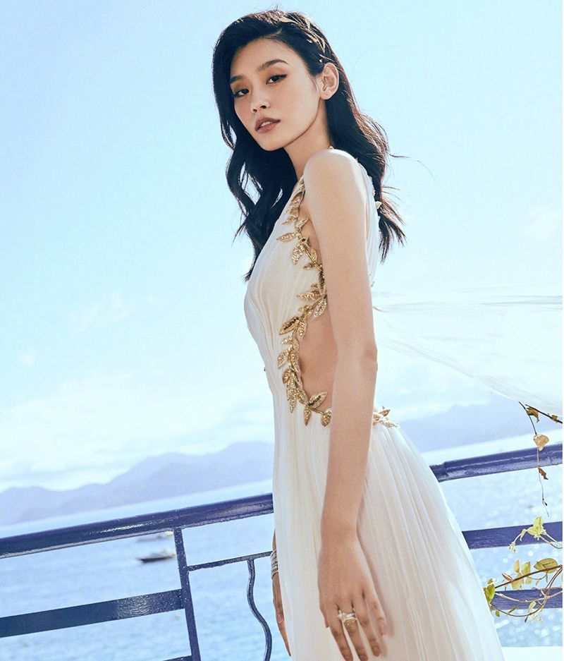 奚梦瑶出席活动，礼服上身两侧是空的，网友：跟个肚兜似的好俗气