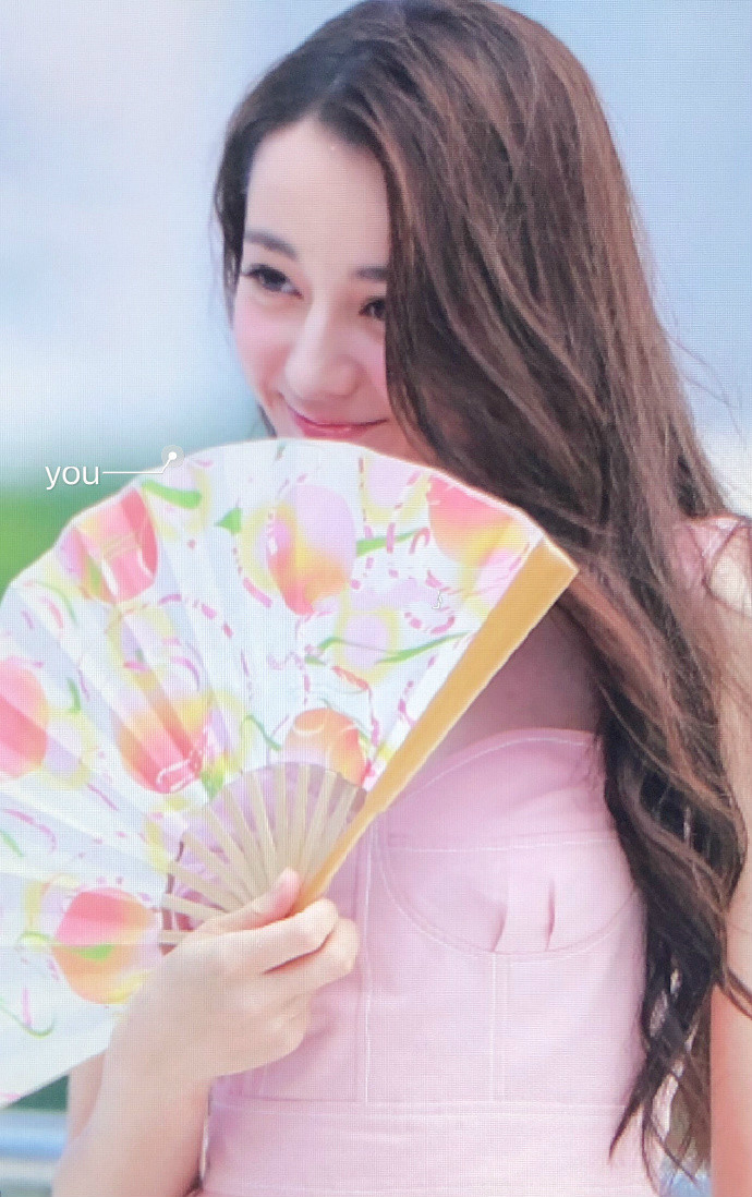 看完迪丽热巴的精修图，再看看无修图，网友：确定不是换了个人？