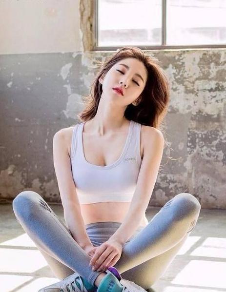 紧身裤浓而不俗，彰显优雅气息，老女人要对自己好点