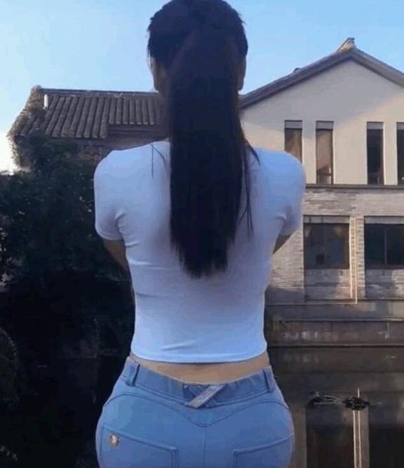 展现女人气场的裤子, 不只皮裤一个, 牛仔裤也是一个