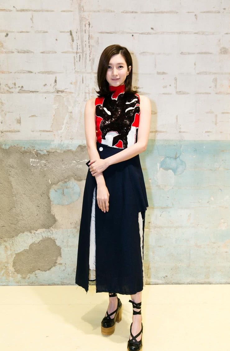 江疏影出席活动穿泳衣现身？网友：没有这么性感的身材还真不敢穿