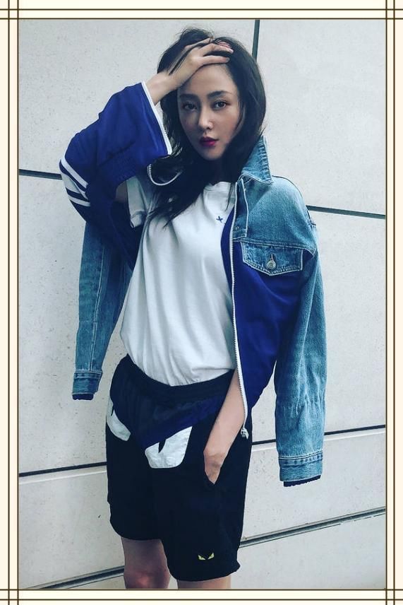 张天爱豁出去了！三伏天穿连体裤+长筒靴，网友：不怕捂出痱子吗