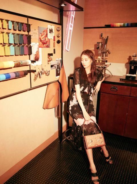 同样是黑色蕾丝裙 别人穿上显嫩 关晓彤穿上显老