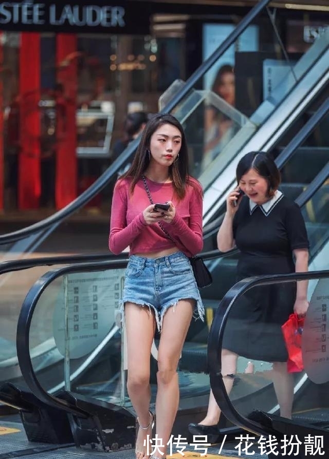 看起来:街拍:小姐姐一双竖条纹款式的高跟鞋,看起来非常的有性感的韵味