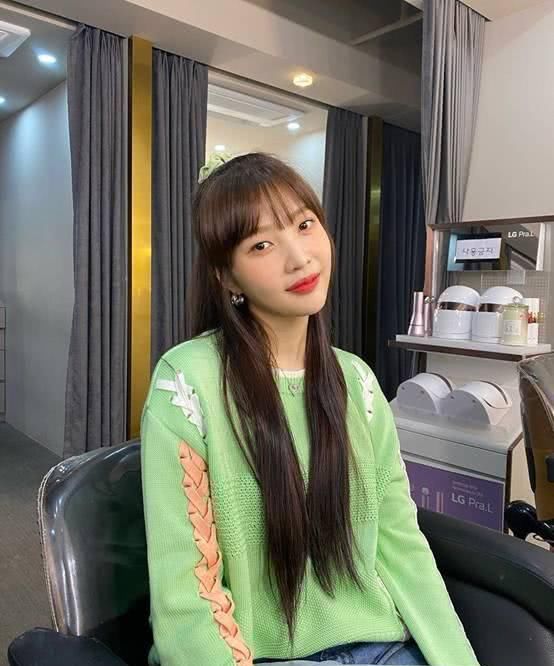  [碎花]朴秀荣的穿搭真是时尚！穿件黑色碎花衬衫，看上去大气又低调