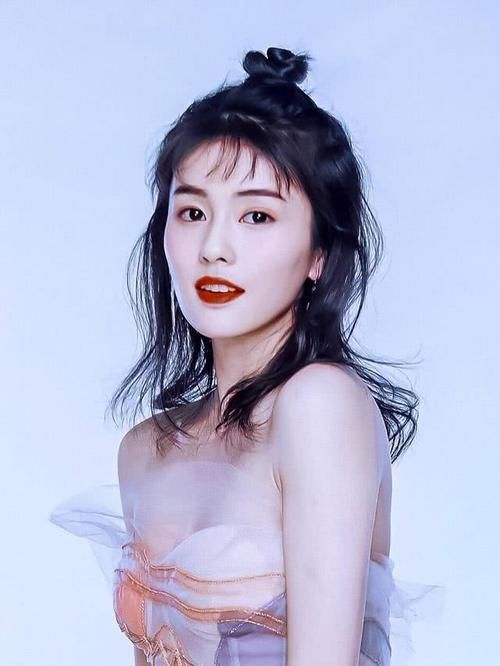  扎苹果头@“丸子头”已失宠！现在流行男女通吃的“苹果头”，减龄显脸小