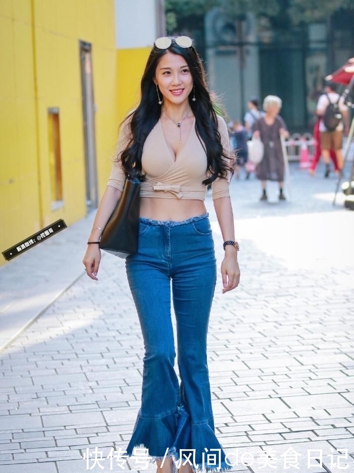  牛仔裤■“多肉”小姐姐，裸色上衣搭配牛仔裤，好身材秀出来！