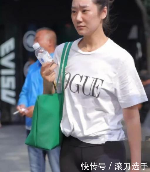 微胖小姐姐打底裤的打扮，显瘦又显曲线，你看她的小蛮腰多美