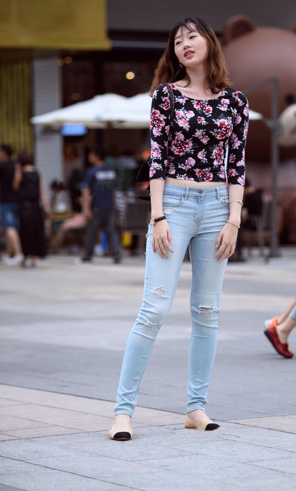 街拍:气质小姐姐紧身牛仔裤穿出微胖感觉，腼腆的笑容很害羞