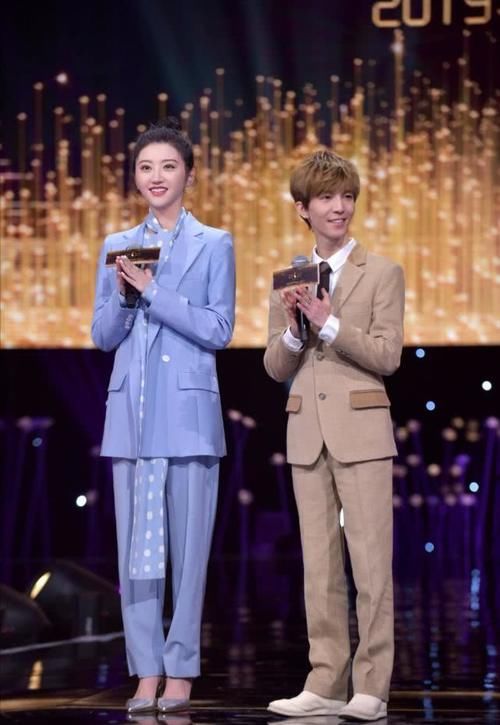 [景甜选择的是一]景甜要不要这么撩！皮衣配网格波点裙真高级，不愧是“富贵花”