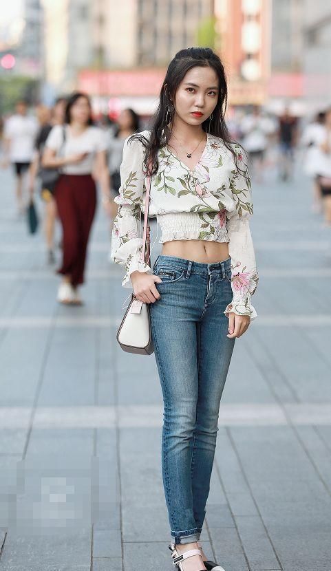 街拍:美女穿紧身旗袍上街，柳腰翘臀，一看这体重就不过百!