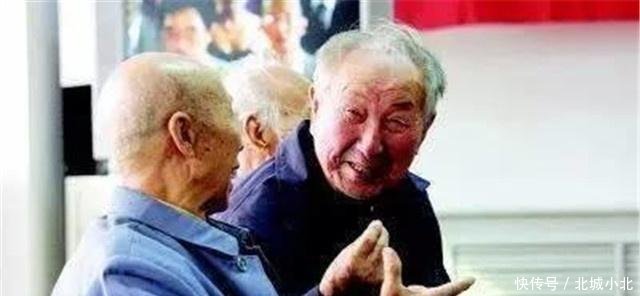  「缴费基数」30岁开始自己每年存一万元和每年缴纳社保, 退休后