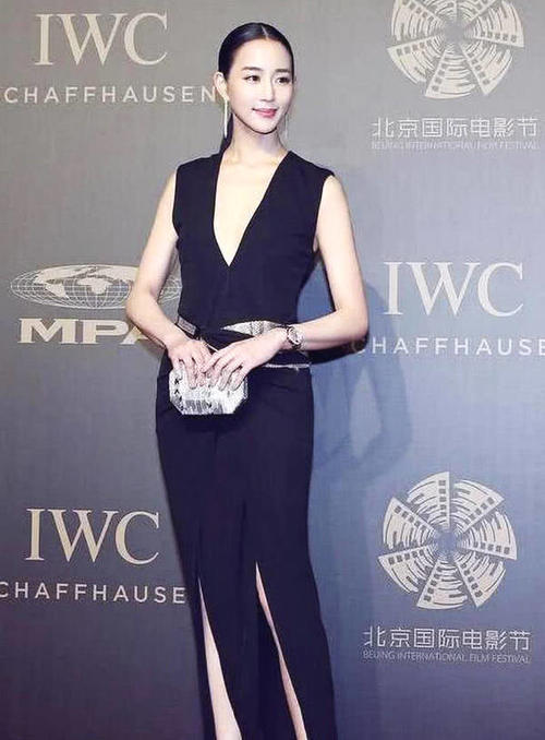 张钧甯为秀身材将裙子开到肚脐眼，网友：原来她还有这么性感的一