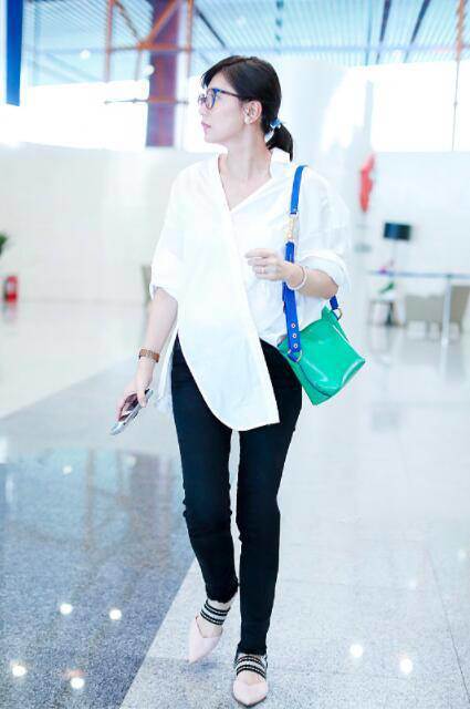 44岁贾静雯衬衣斜着扣就算了，领子还只有一边，网友：假不正经