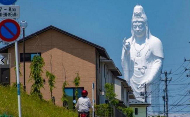 日本罕见“观音降世”显神迹? 天空发射白色光束超震撼