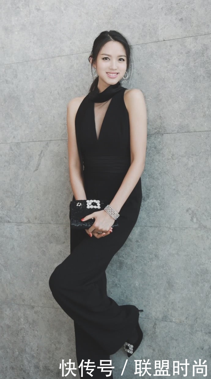 张梓琳这腰真粗！身穿蕾丝开叉裙现“水桶腰”网友：腿长又怎样？